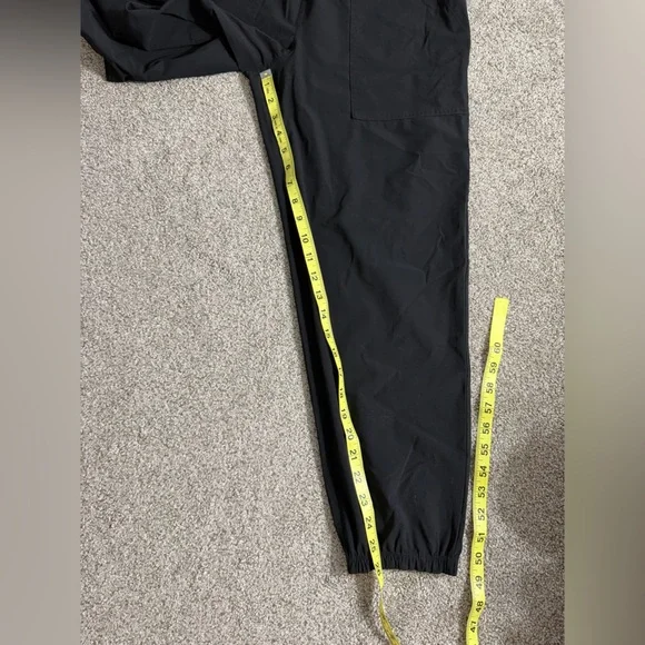 Vuori Miles Jogger in Black Size Medium Technical Pant Gorpcore Athleisure READ - Picture 16 of 16